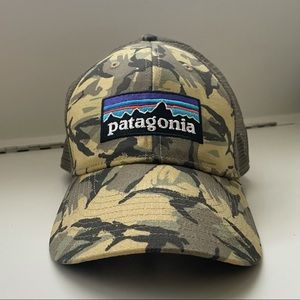 Patagonia P6 Logo Lopto Trucker Hata - Camo